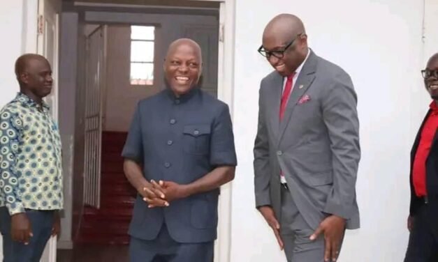 Política: JOMAV junta-se a MADEM G-15.