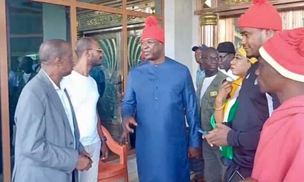 polícia impede aglomerações para receber ex-PM Nuno Nabiam