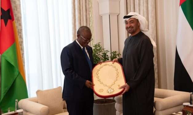 Sheikh Mohamed condecora Presidente da República com a Ordem de Zayed