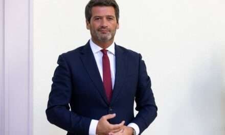 André Ventura sentiu-se mal esta noite durante um jantar-comício em Tavira, tendo sido assistido no local e posteriormente transportado ao hospital de Faro
