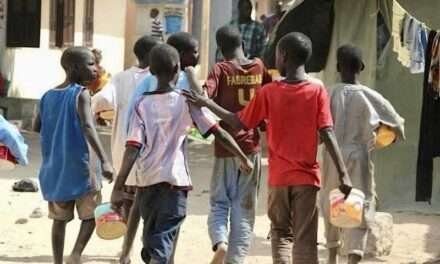 Mais de 2.000 crianças guineenses forçadas a mendigar nas ruas de Dakar e enfrentam fome extrema