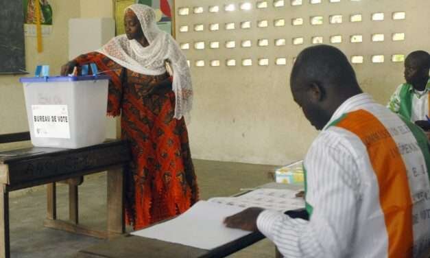 Guiné Conakry vota em referendo que pode permitir ao líder do golpe candidatar-se à presidência