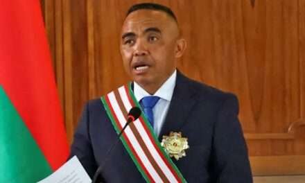 Líder militar de Madagáscar agradece aos manifestantes da Geração Z ao tomar posse como presidente