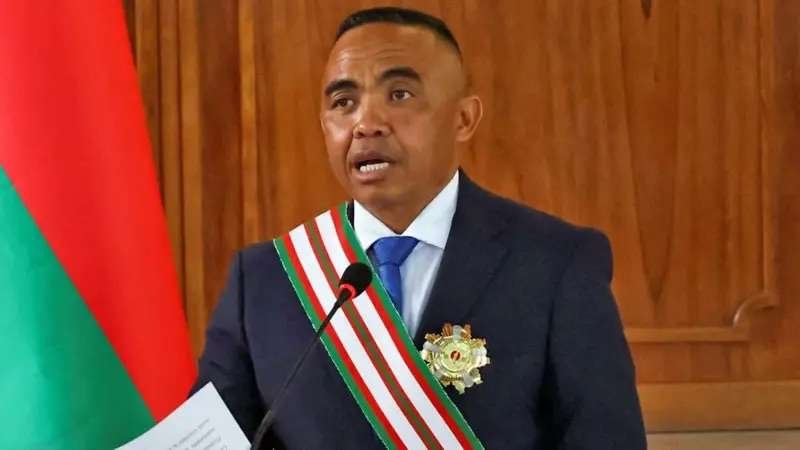 Líder militar de Madagáscar agradece aos manifestantes da Geração Z ao tomar posse como presidente