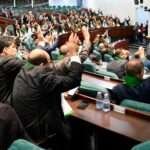 Parlamento argelino aprova lei que classifica a colonização francesa como crime e exige desculpas e reparações