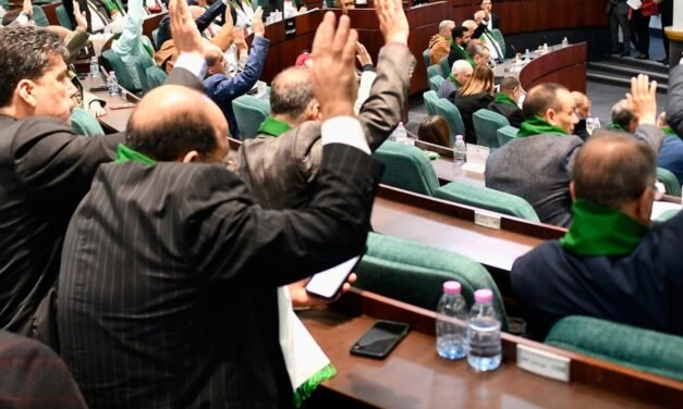 Parlamento argelino aprova lei que classifica a colonização francesa como crime e exige desculpas e reparações