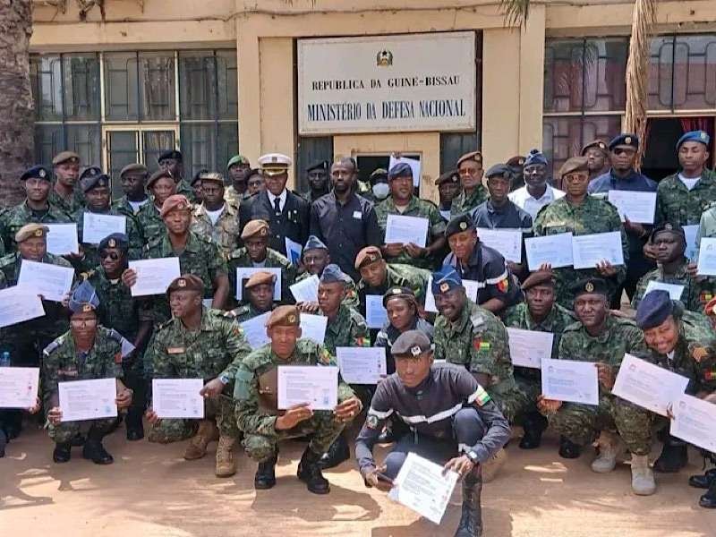 Ministério da Defesa entrega certificados a militares formados em várias especialidades